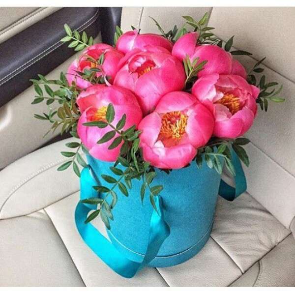 Купить шляпная коробка розовые пионы. в интернет-магазине Праздник цветов и подарков с доставкой по Хабаровску недорого.